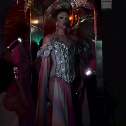 Transformista con vestuario de gala en un espectáculo drag